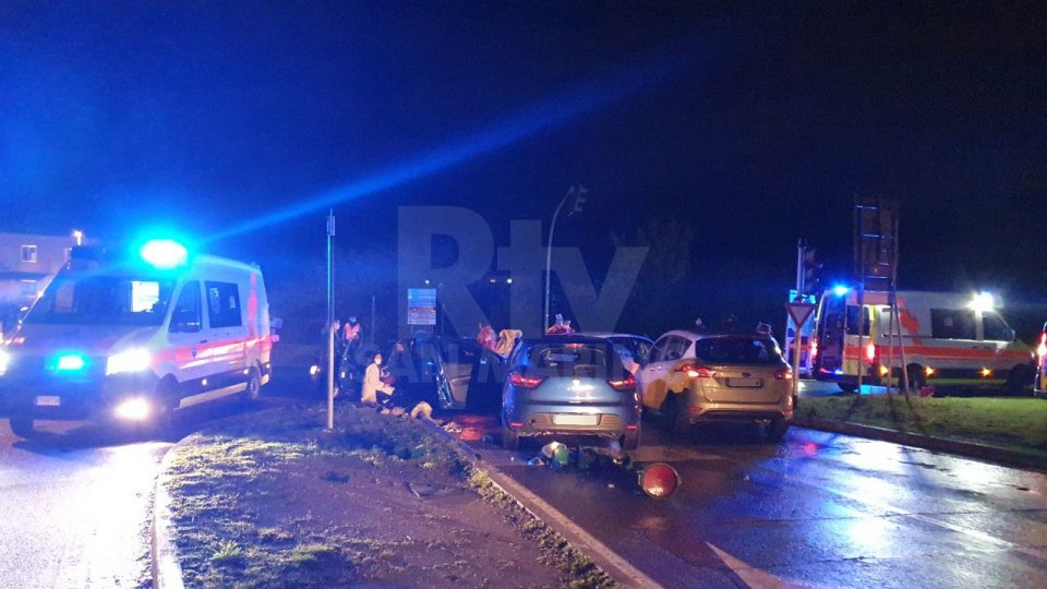 Rimini: scontro fra quattro veicoli all'incrocio con la SS16. Distrutto un semaforo