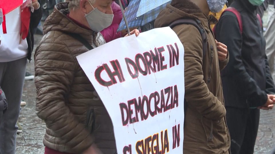 Rimini: oltre 200 persone in piazza per la manifestazione di "Romagna per la Costituzione"