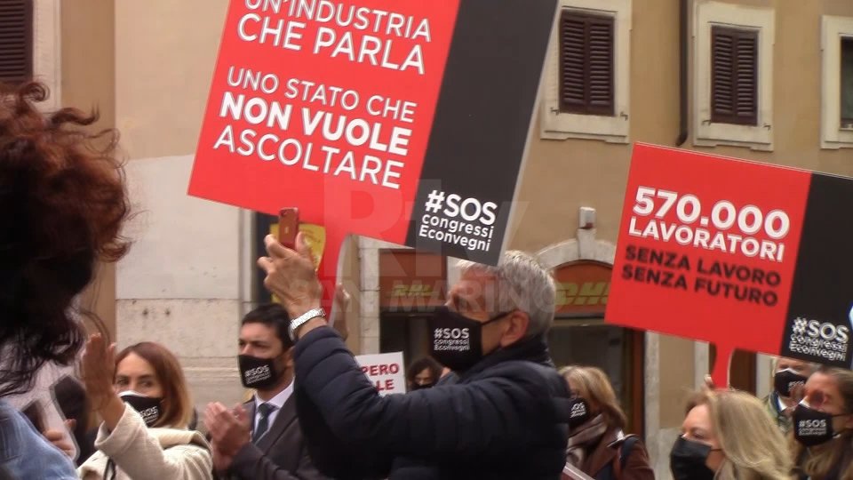 Tante categorie in crisi, proteste in Italia: a Montecitorio in piazza anche il settore di convegni e congressi