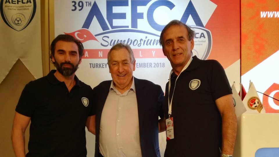 Nella foto Gerard Houllier (al centro) con Pierangelo Manzaroli e Giampaolo Mazza.