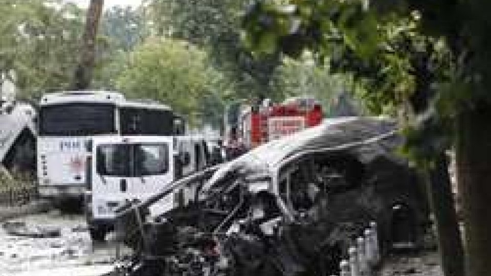 Istanbul: esplosione vicino a fermata bus, almeno 11 mortiIstanbul: esplosione vicino a fermata bus, almeno 12 morti