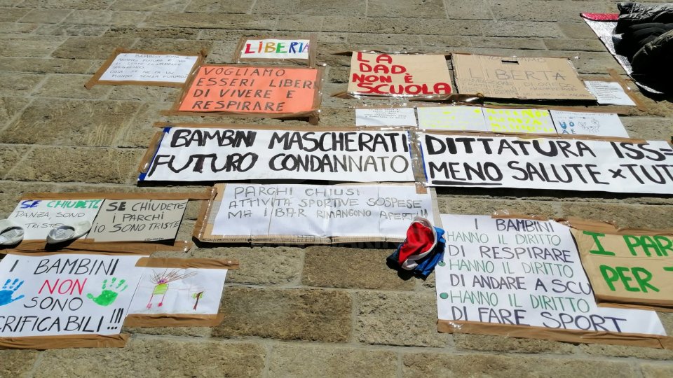 Protesta sul Pianello per "la salvaguardia dell'equilibrio psicofisico dei nostri figli"