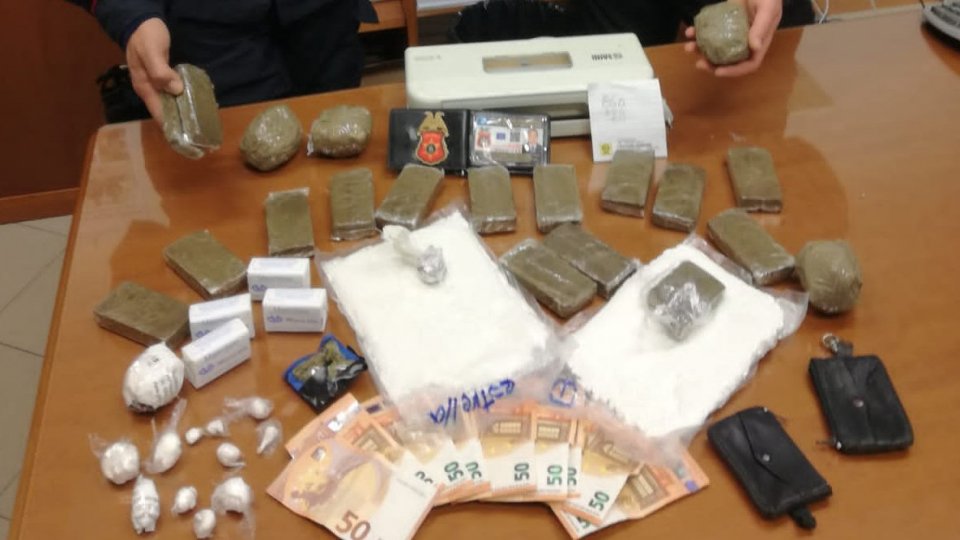 Carabinieri: scoperto market della droga in casa di un fabbro che lavora a San Marino