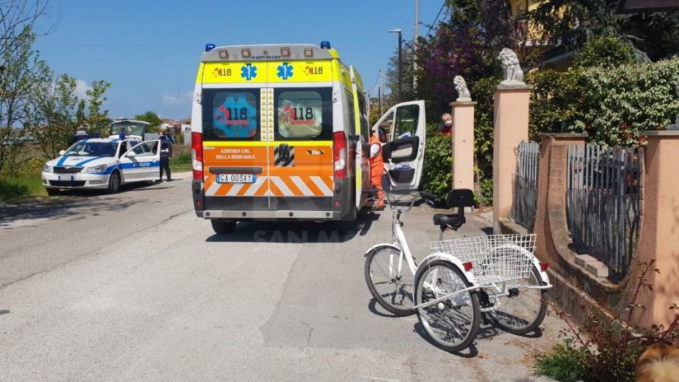 Bellaria: ciclista perde controllo e si scontra contro un muro, trasportata al Bufalini