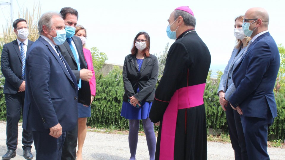 Il vescovo visita l'Ospedale davanti alle autorità sammarinesi
