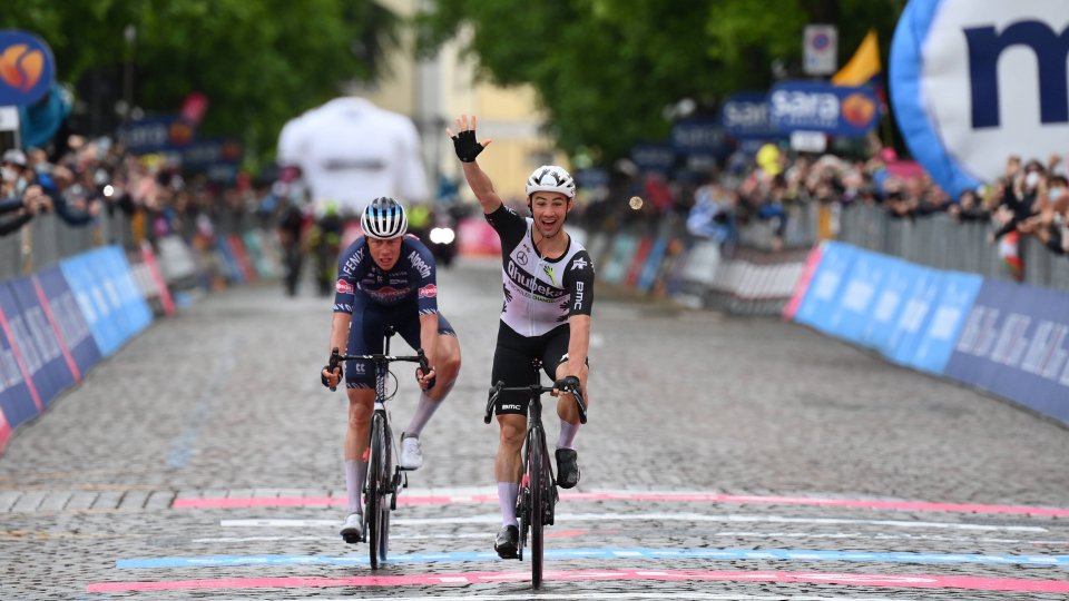 Giro d'Italia, a Gorizia Campenaerts vince il duello con Riesebeek
