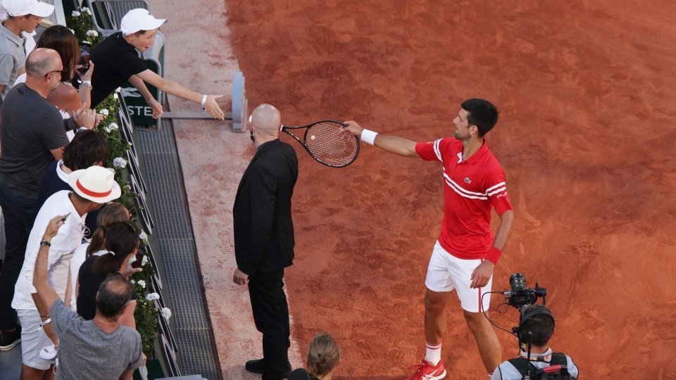 Djokovic e la racchetta al piccolo tifoso