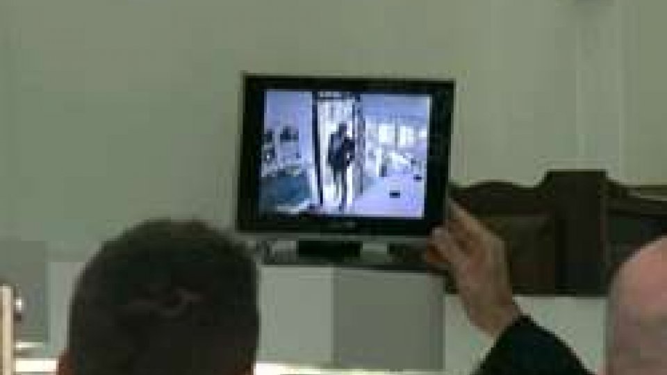 Il rapinatore ripreso dalle telecamereRimini: rapina violenta in una gioielleria di Viale Vespucci