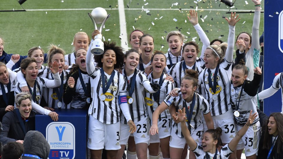 La Juventus con la Supercoppa 2020 (Foto: Divisione Calcio Femminile)
