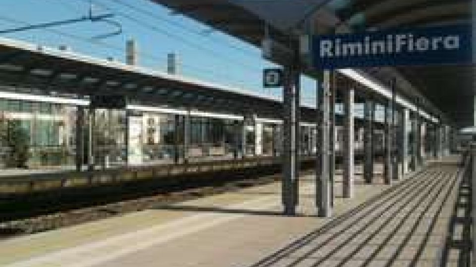 Rimini: trattore fa manovra e urta treno in corsa