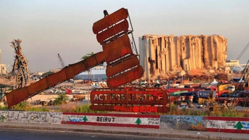 Il monumento di fronte al porto di Beirut (Rainews)