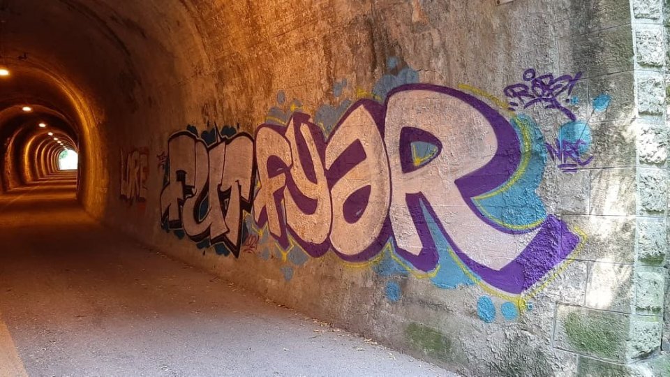 Graffito nella galleria di Borgo: l'Associazione Trenino Bianco Azzurro chiede agli autori il coraggio di denunciarsi