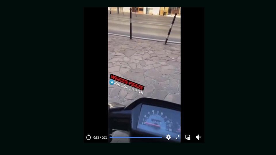 Il video dello scooter in chiesa preso dalla pagina Facebook