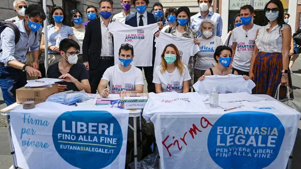 Eutanasia, raggiunte le 500mila firme per il referendum; il Vaticano esprime preoccupazione