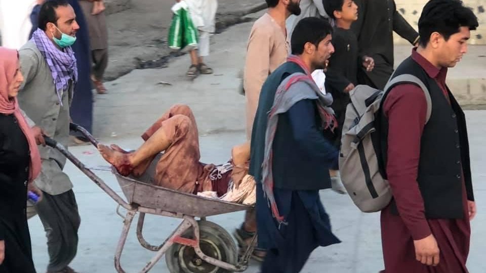 Attacco suicida all'aeroporto di Kabul, morti e feriti