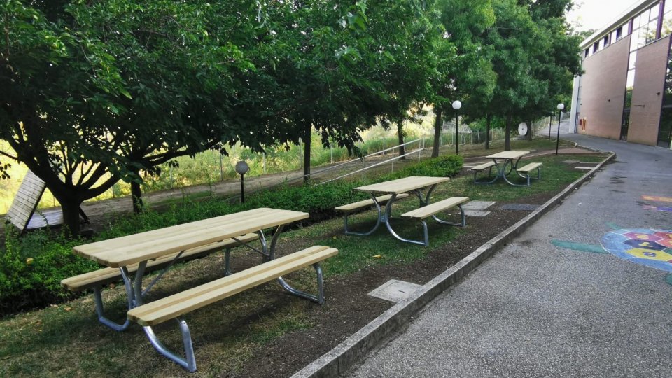 Faetano: la Giunta dona tre tavoli da esterno alla Scuola Elementare "Il Mulino"