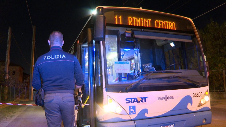 Rimini: senza biglietto sull'autobus, 26enne accoltella due addette ai controlli. Grave anche un bambino