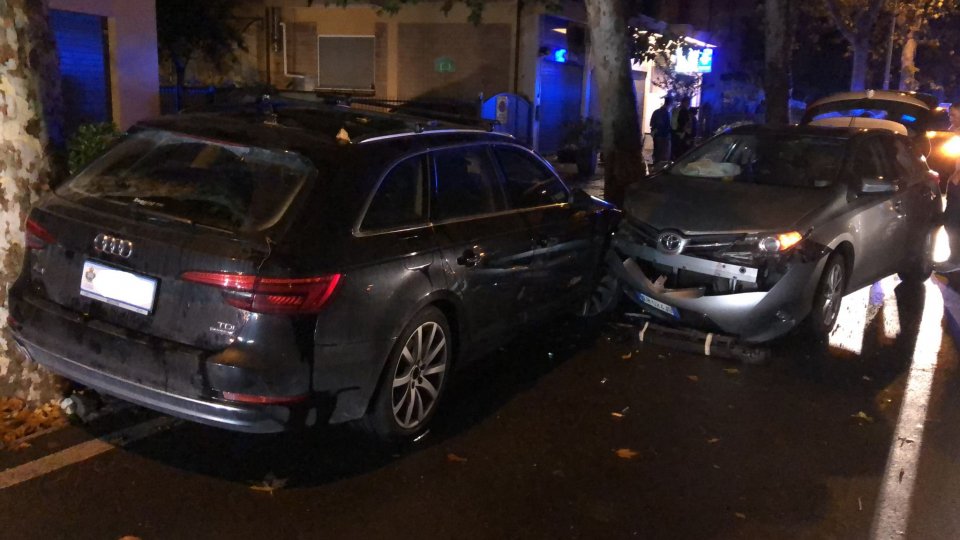 Rimini: auto sammarinese parcheggiata e colpita in via Campana