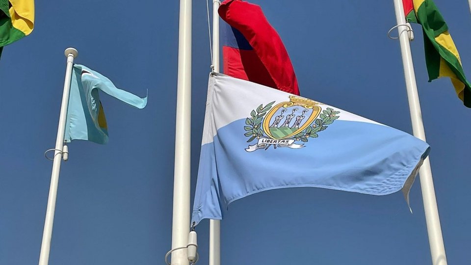 La bandiera di San Marino issata a mezz’asta all’ingresso principale di Expo 2020 Dubai