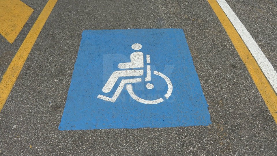 Italia: multe raddoppiate  per chi occupa parcheggio disabili, fino a  672 euro