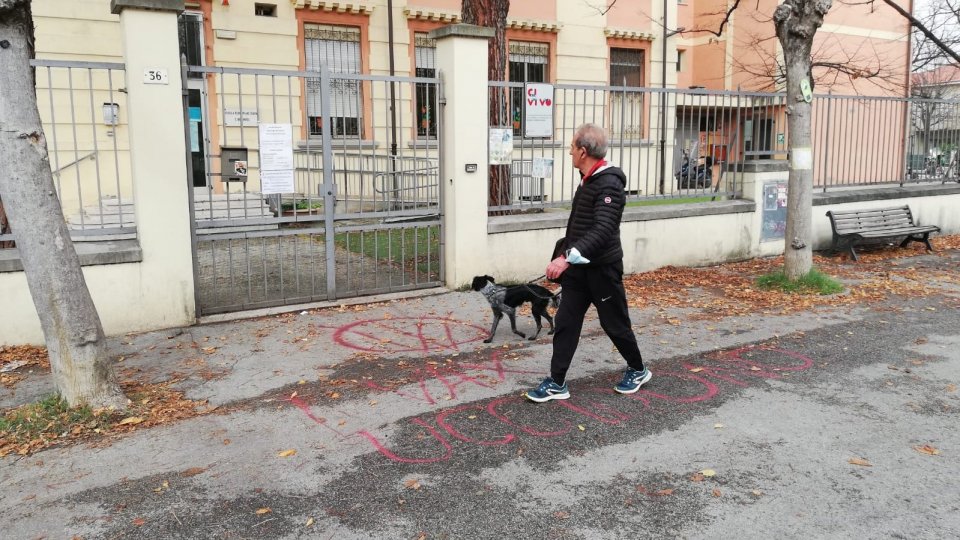 Vandali No vax in azione a Rimini: scritte fuori dalle scuole