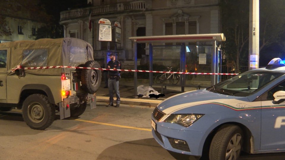 Rimini: muore accoltellato alla fermata dell'autobus della stazione [fotogallery]