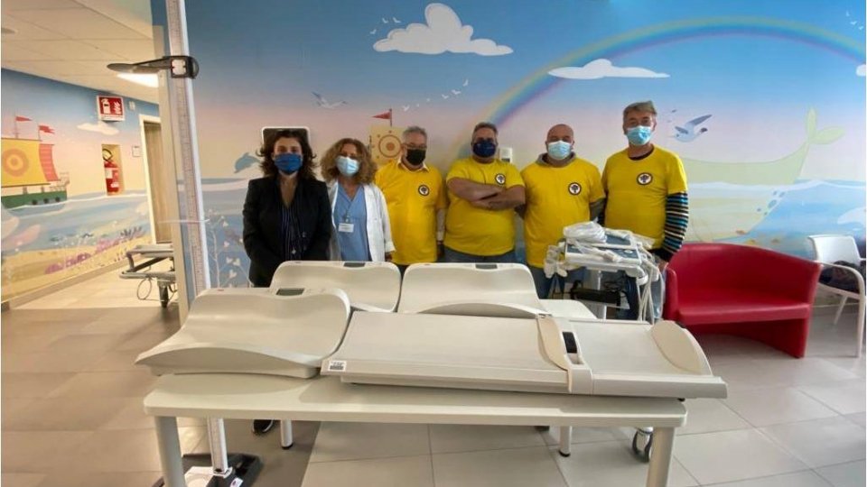“Gli Svalvolati dell’Adriatico” donano uno macchinario al reparto di Oncologia pediatrica di Rimini
