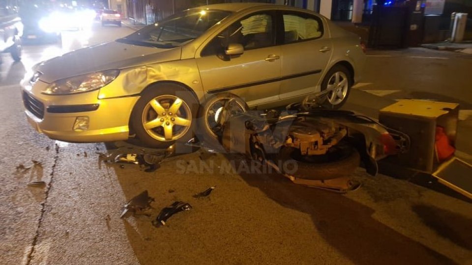 Rimini: incidente notturno in via flaminia, scooter pizzeria finisce sotto auto