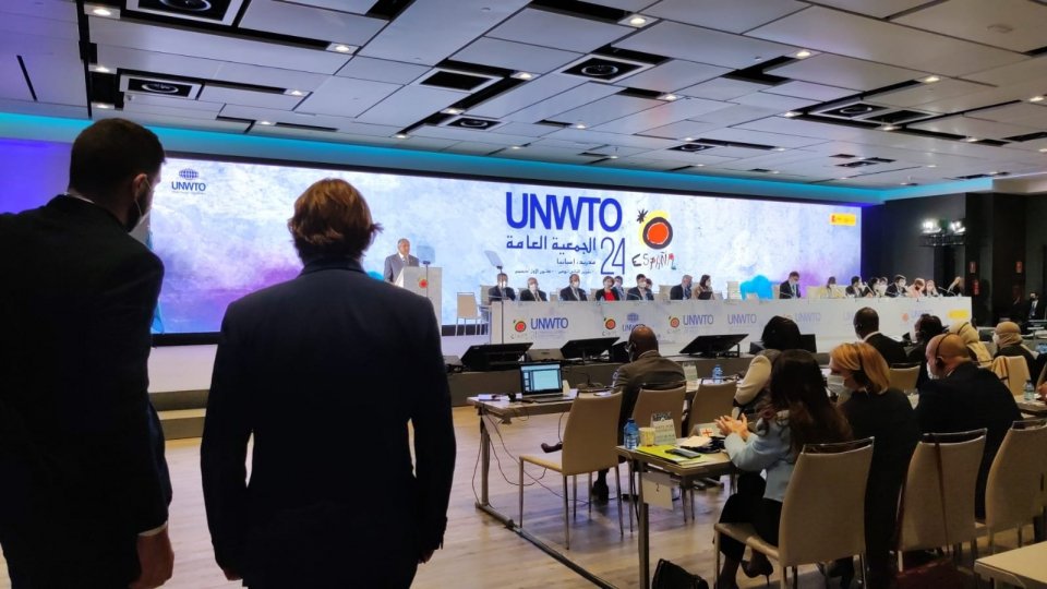 La ventiquattresima Assemblea Generale dell’UNWTO omaggia Mauro Maiani con un minuto di silenzio, un lungo applauso e una targa celebrativa