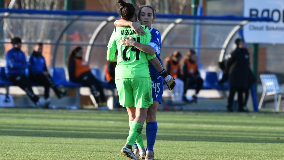 L'abbraccio tra Raffaella Barbieri e Francesca Montanari dopo il gol del 2-1 per la San Marino Academy (Foto: SM Academy)