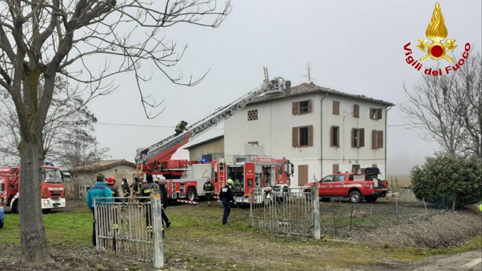 Modena: ultraleggero si schianta sul tetto di una casa, morto il pilota