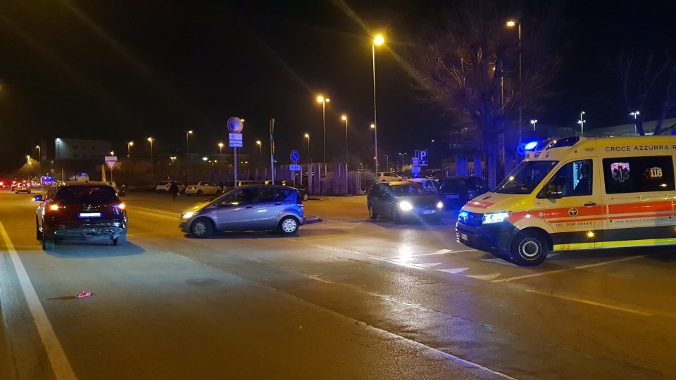 Rimini: Bmw  davanti all'Ospedale tampona un'auto e fugge perdendo la targa