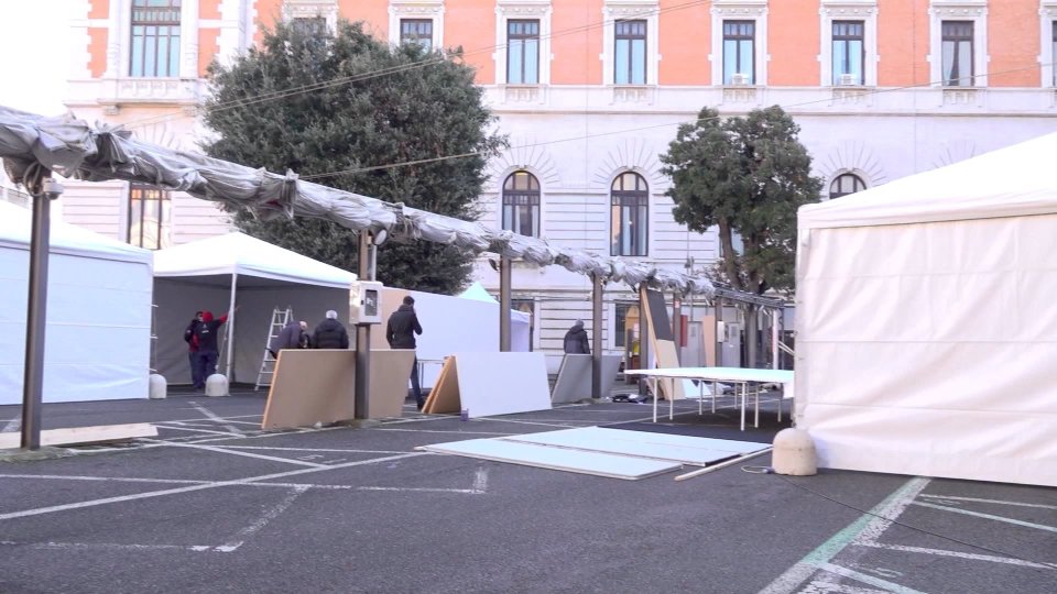 Il "drive in" creato nel parcheggio di Montecitorio