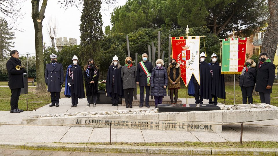 Giorno della Memoria: la cerimonia di deposizione della corona di alloro al monumento di Rivazzurra, dedicato alle vittime dei lager nazisti e di tutte le prigionie