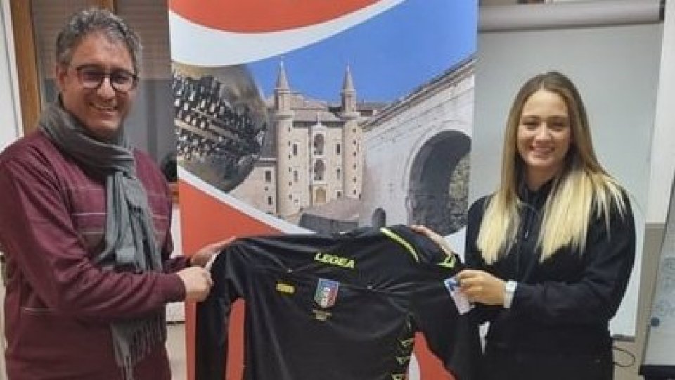 Veronica Bardeggia, calciatrice della San Marino Academy, insieme a Luca Foscoli presidente AIA Pesaro