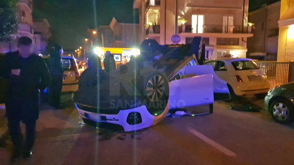 Incidente a Rimini: auto cappottata in via del Pino [fotogallery]