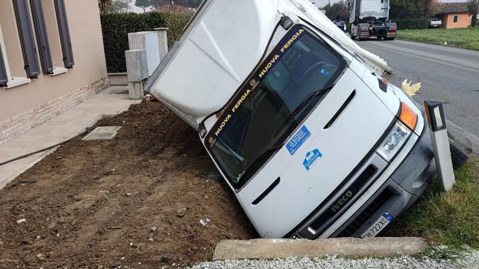 Poggio Torriana: scontro  camion- furgone, che finisce fuori strada