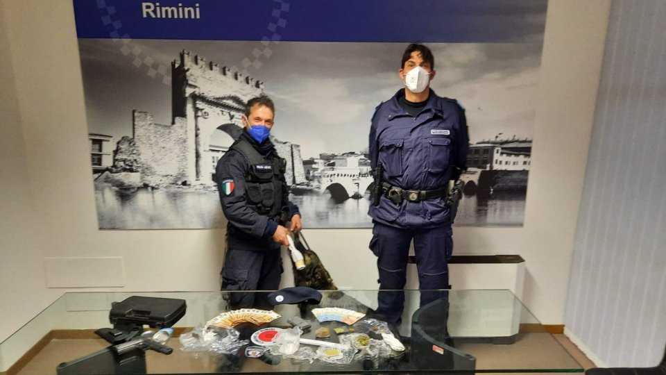 Rimini, arrestato un imprenditore per spaccio: trovati cocaina, hashish e marijuana assieme ad una pistola