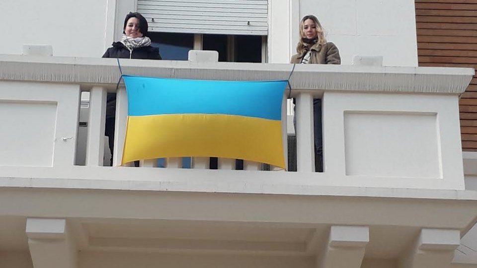 Comune di Coriano, la bandiera ucraina sventola dal municipio in segno di solidarietà e di pace