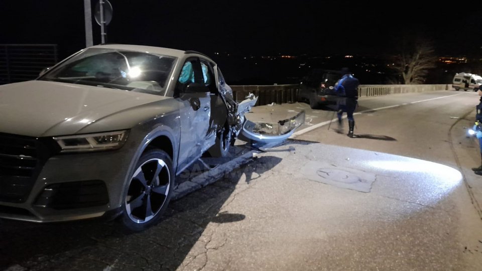 [FOTOGALLERY] San Marino: due auto sammarinesi si scontrano in via Piana, danni ingenti
