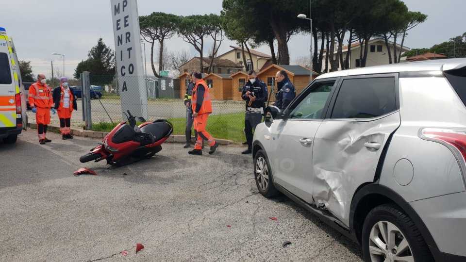 Riccione: incidente in via Flaminia, scooterista trasportato in ospedale