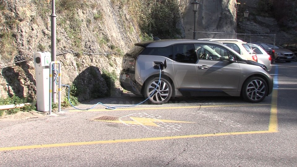 San Marino: dal primo aprile si paga nelle colonnine di ricarica per auto elettriche