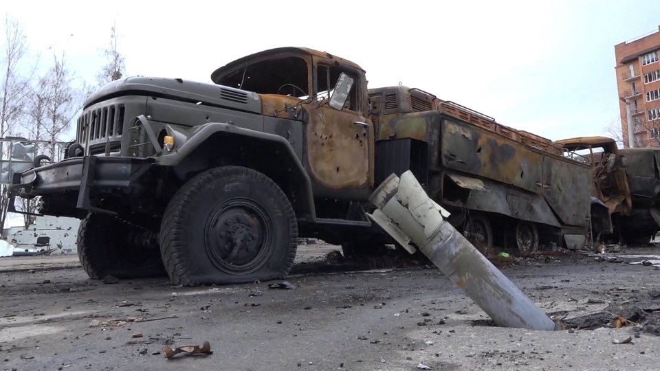 Ucraina: nuovi bombardamenti distruggono l'aeroporto di Dnipro. Trovate nuove fosse comuni