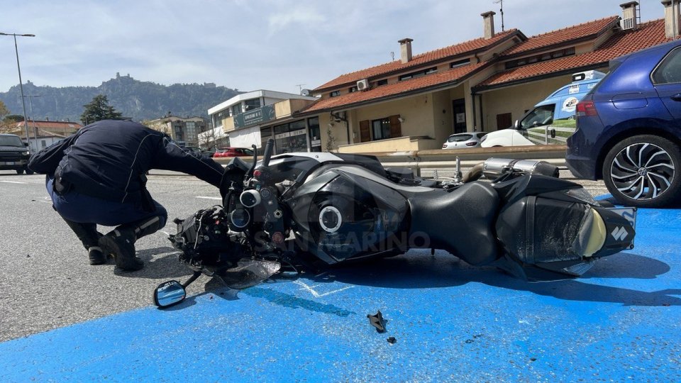 Incidente a Domagnano, motociclista tampona auto sulla Superstrada. 10 gg di prognosi