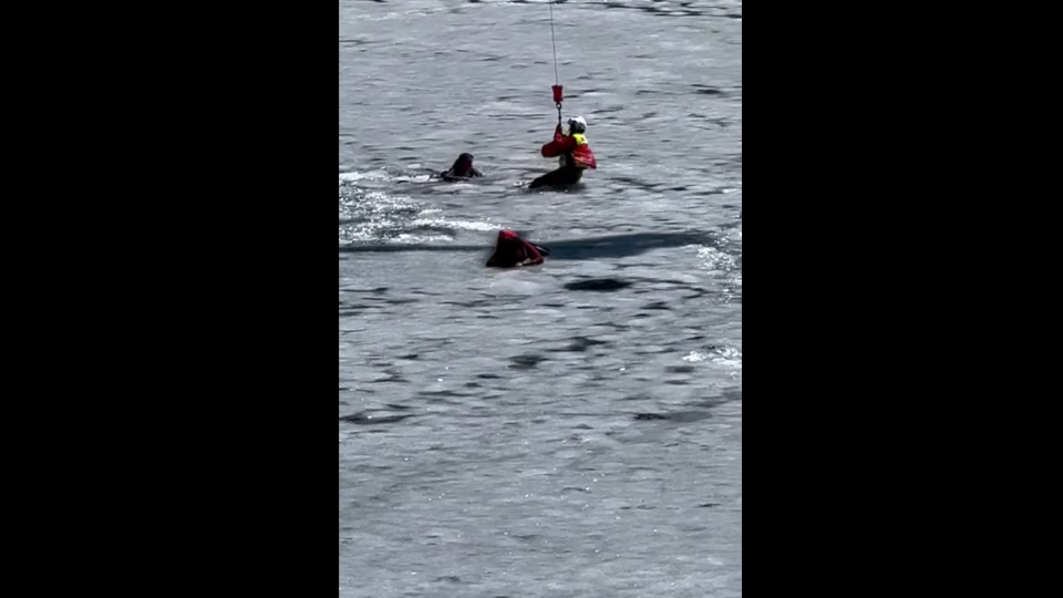 [VIDEO] Passeggiano sul lago di Braies ghiacciato: in due giorni 14 persone cadono nell'acqua