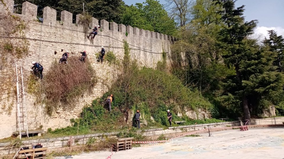 La Onlus Orobicambiente a San Marino per un’esercitazione di pulizia delle mura dell’area ex pista di pattinaggio