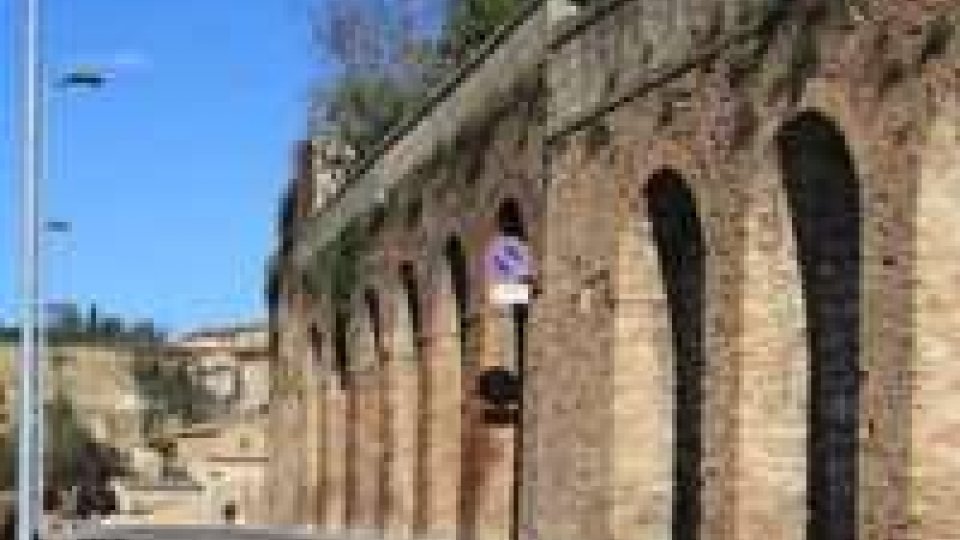 Urbino: al via azione per rimozione di scritte e imbrattamenti delle mura
