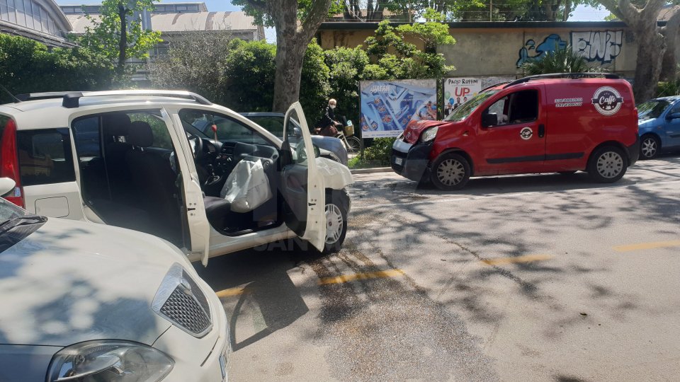 Rimini: scontro frontale in viale Tripoli, strada chiusa nelle due direzioni