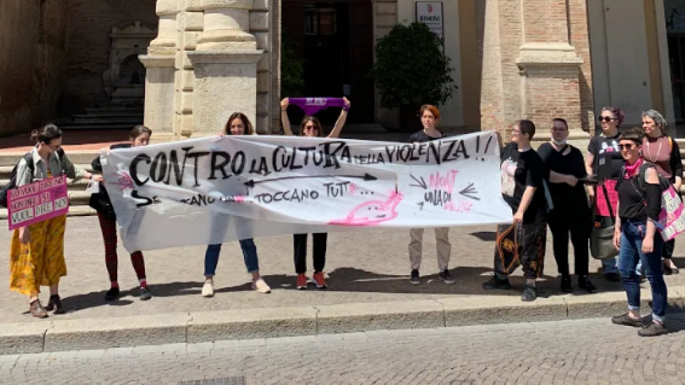 Alpini, "Non una di meno" consegna plico con testimonianze al sindaco di Rimini