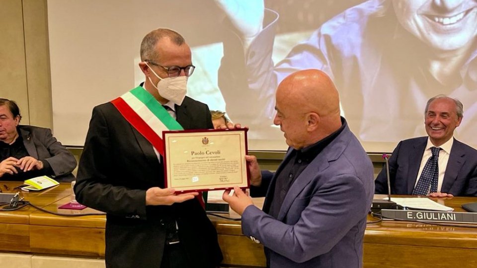 Pesaro: Ricci consegna a Paolo Cevoli il riconoscimento di “Elevati Meriti”